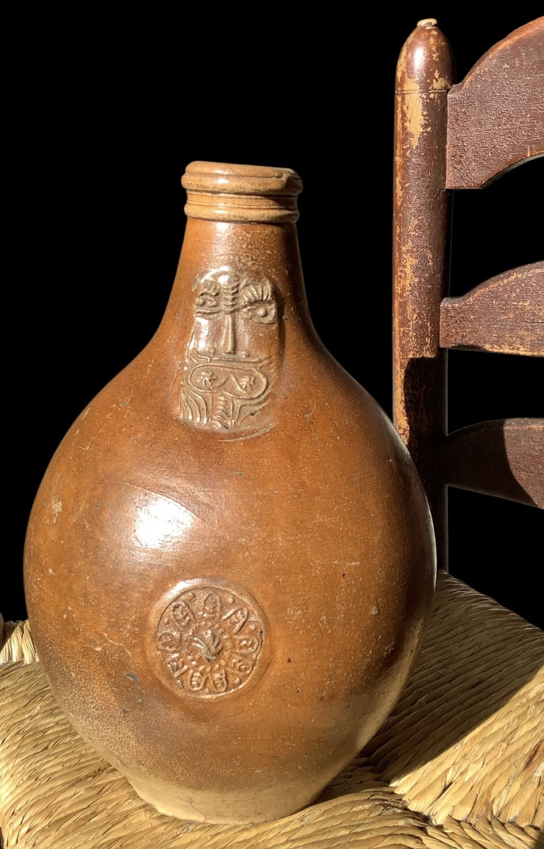 Pichet à Barbe en Grès 17e siècle Hauteur: 28 cm