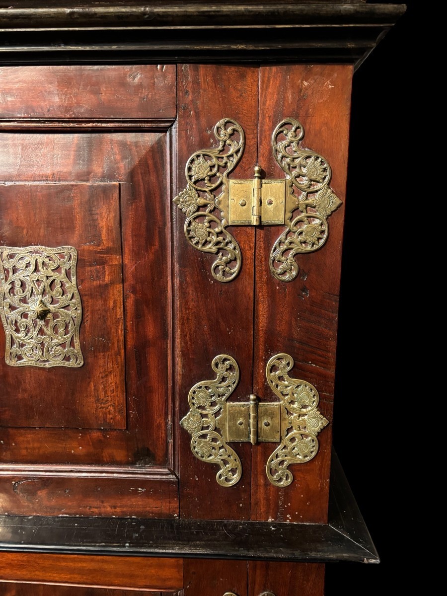 Colonial 4-door Cabinet With 18th Century Bronze Fittings.-photo-7