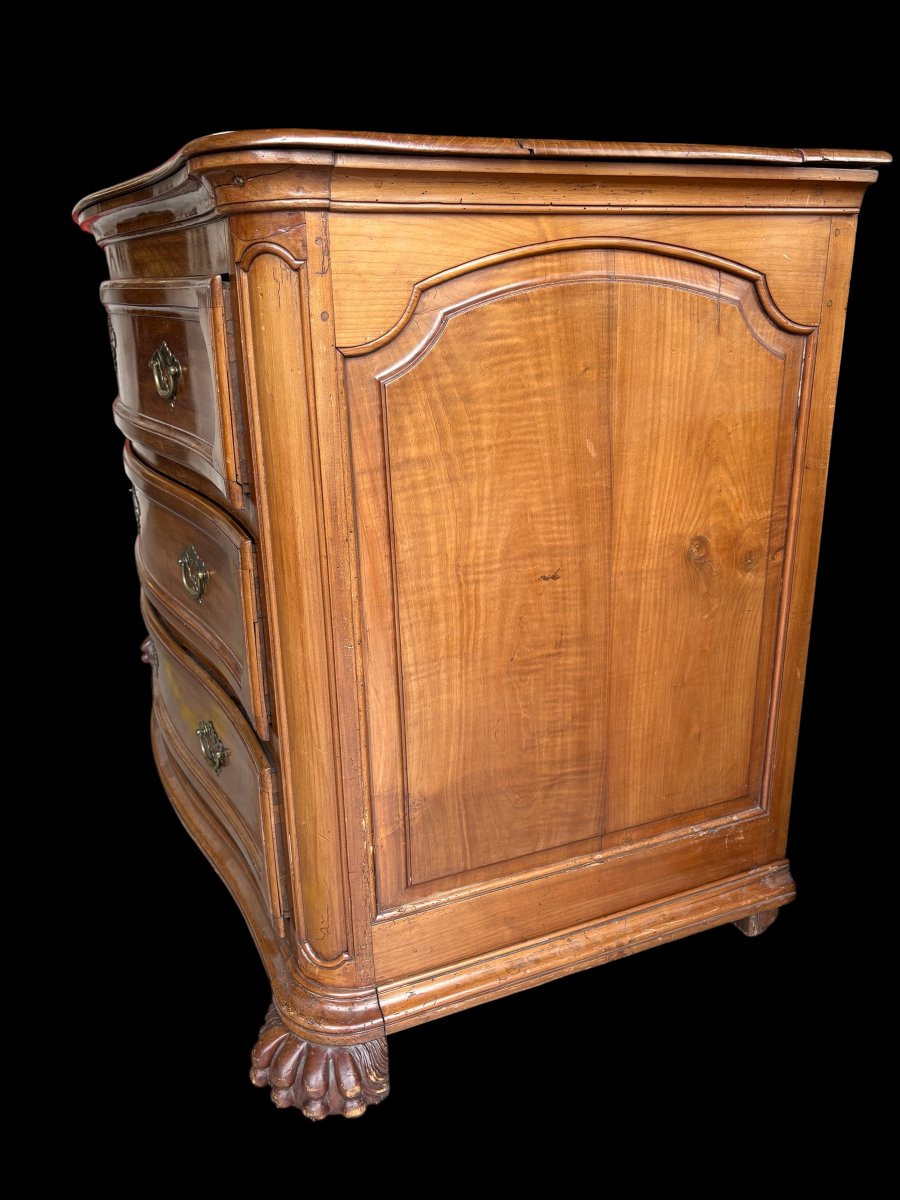 Commode courbée Louis XV en merisier du XVIIIe siècle.-photo-1