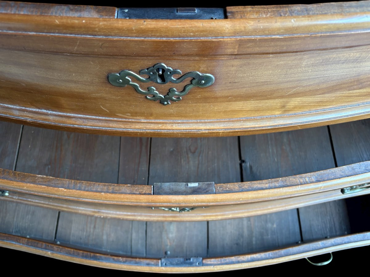 Commode courbée Louis XV en merisier du XVIIIe siècle.-photo-5