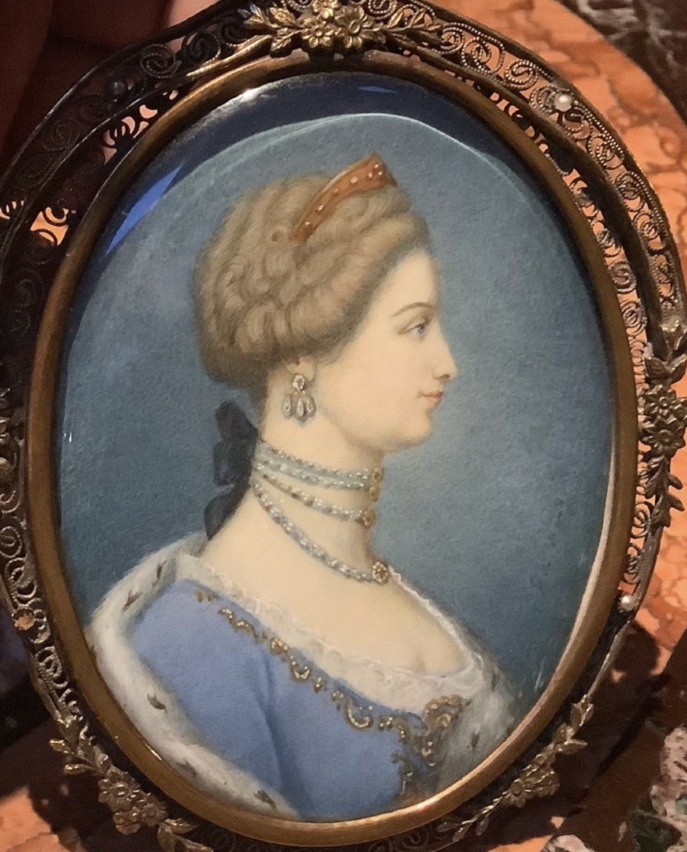 Charmante miniature d’une dame de qualité 