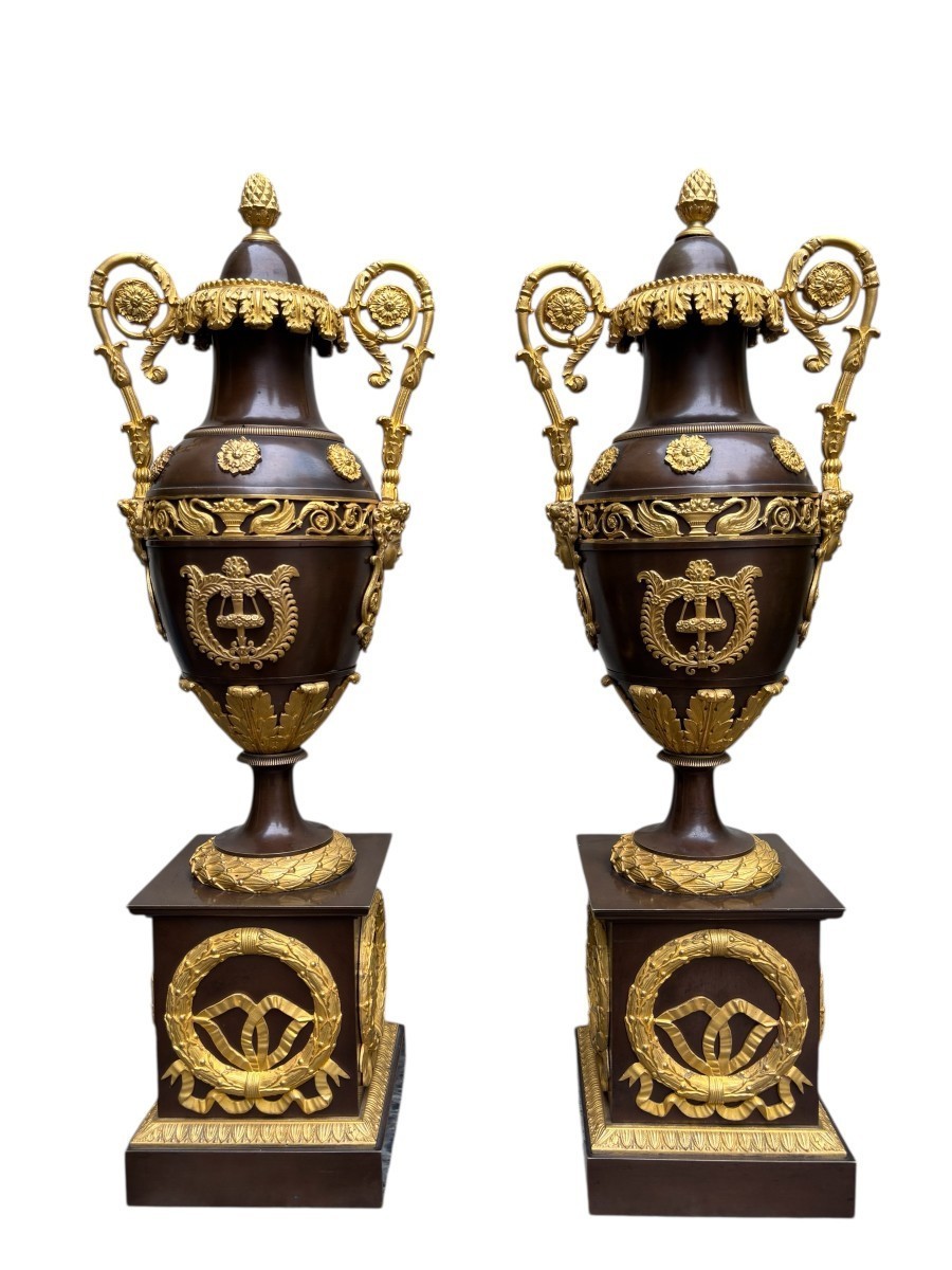 Paire de grandes cassolettes Empire en bronze doré / patiné 19ème.