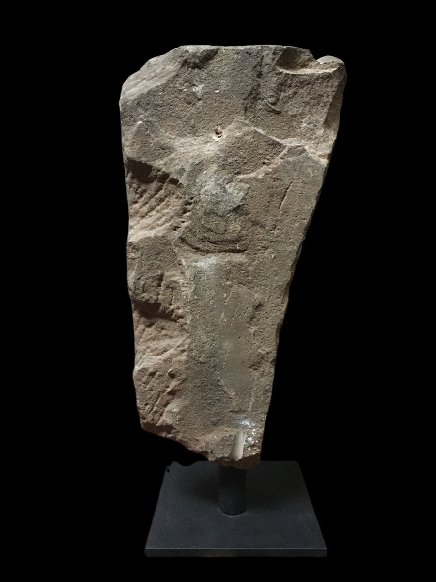 Un fragment architectural de temple datant du Moyen Âge -photo-3