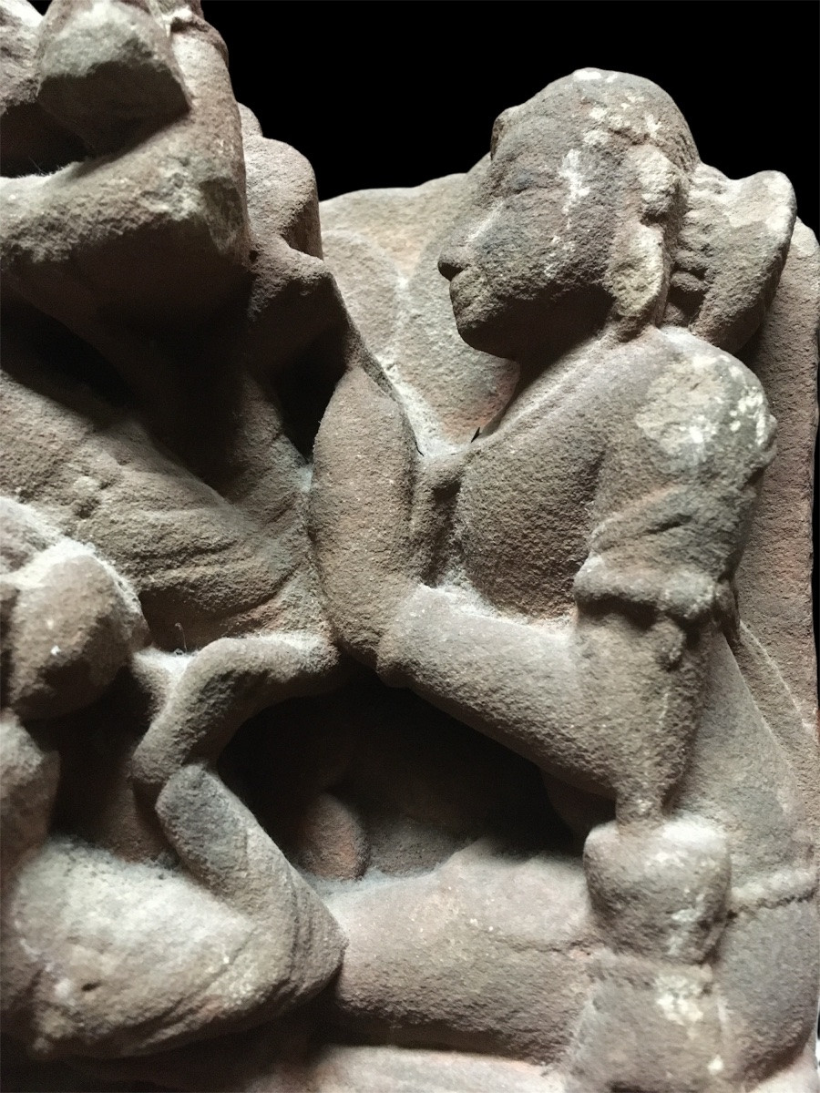 Un fragment architectural de temple datant du Moyen Âge -photo-2