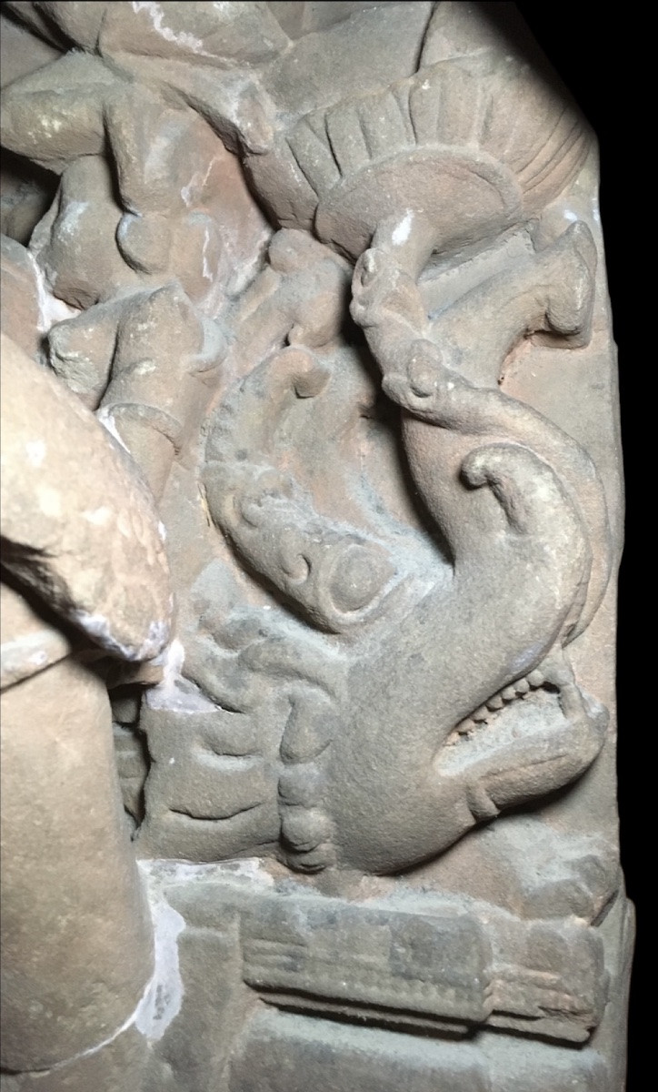 Un fragment architectural de temple datant du Moyen Âge -photo-3