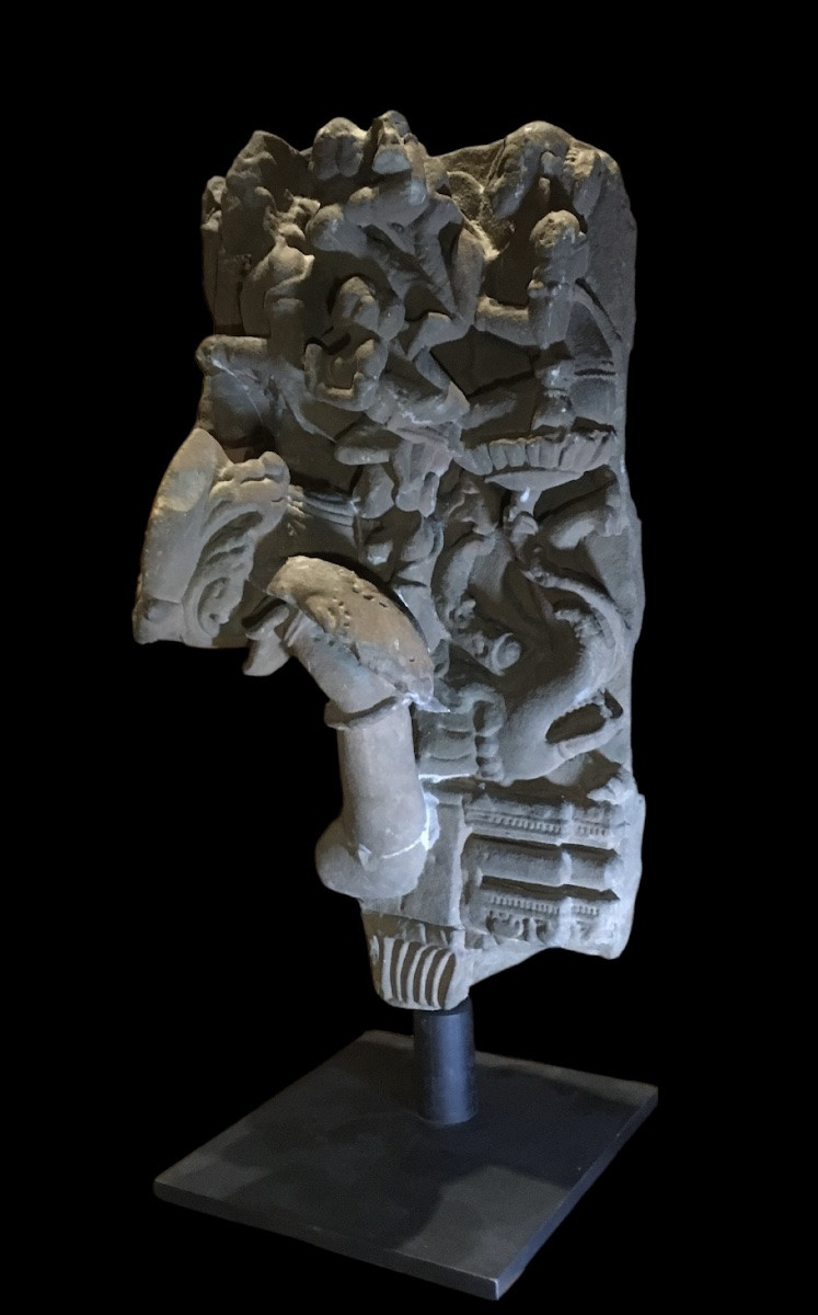 Un fragment architectural de temple datant du Moyen Âge -photo-6