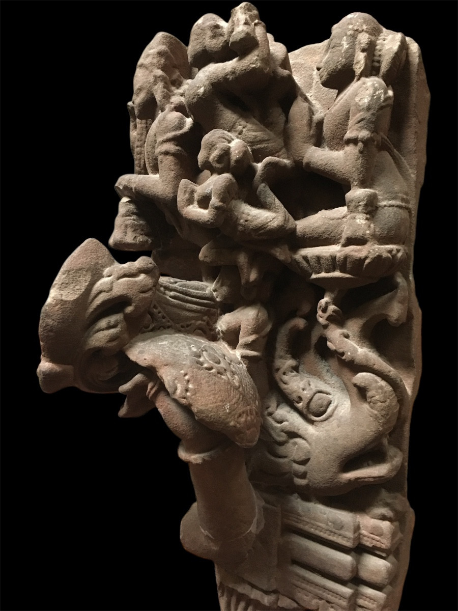 Un fragment architectural de temple datant du Moyen Âge 