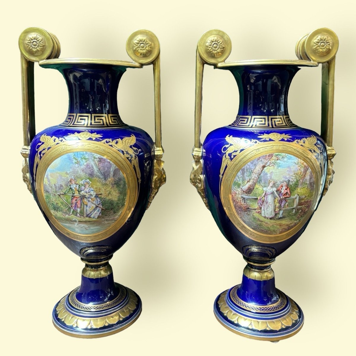 Paire De Beaux Vases De Style Empire En Porcelaine De Sèvres, 20ème.