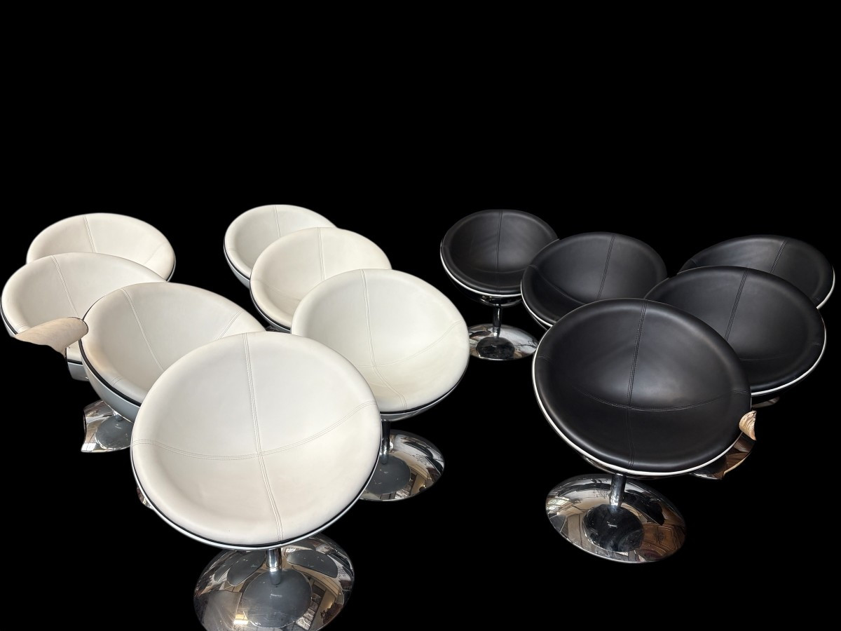 Lot de chaises design « demi-œuf sur socle pivotant » fin du XXe siècle
