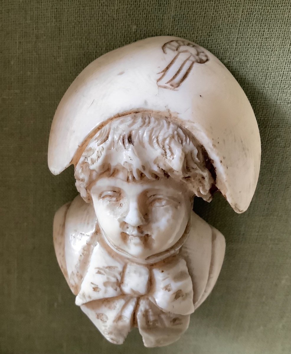 A Collector's Item In Ivory, The Small N, 19th Century -photo-3