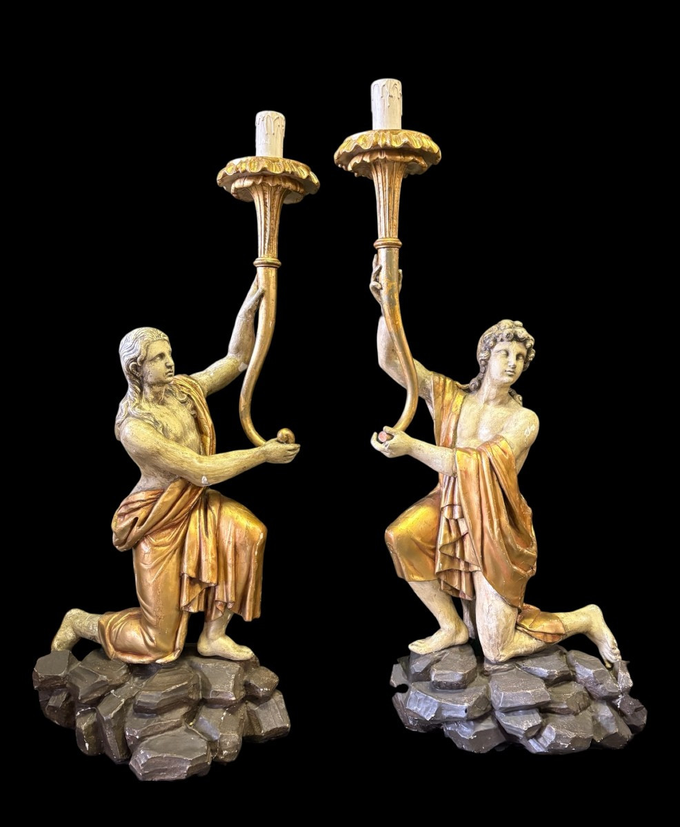 Paire de grandes sculptures / torchères en bois polychrome/doré du XVIIIe siècle.