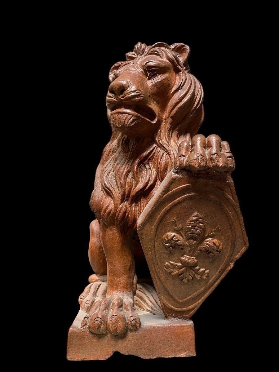 Paire De Lions Décoratifs Avec Boucliers En Terre Cuite 1900-photo-2