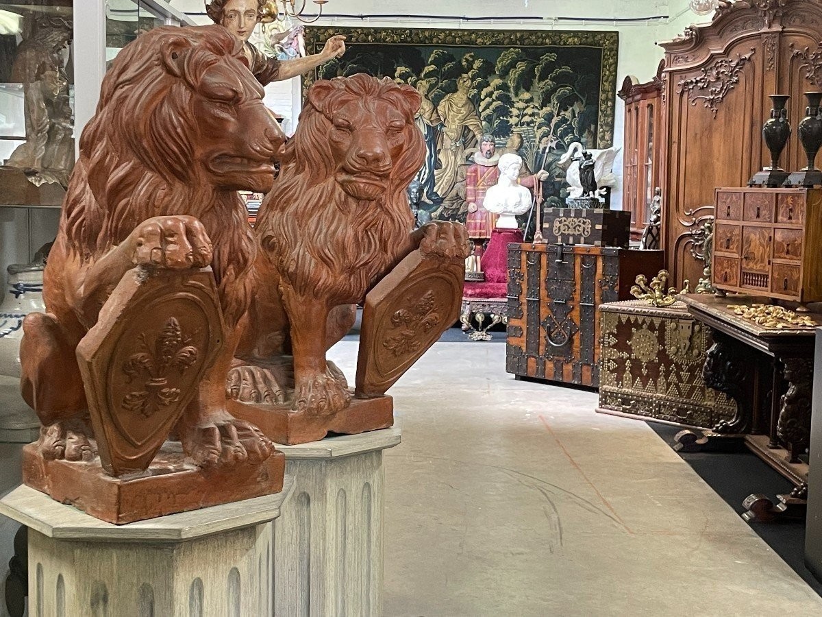 Paire De Lions Décoratifs Avec Boucliers En Terre Cuite 1900