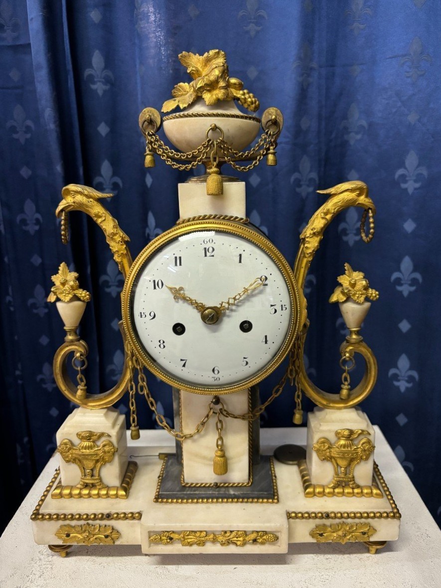 Elégante Pendule De Style Louis XVI 18ème Siècle.