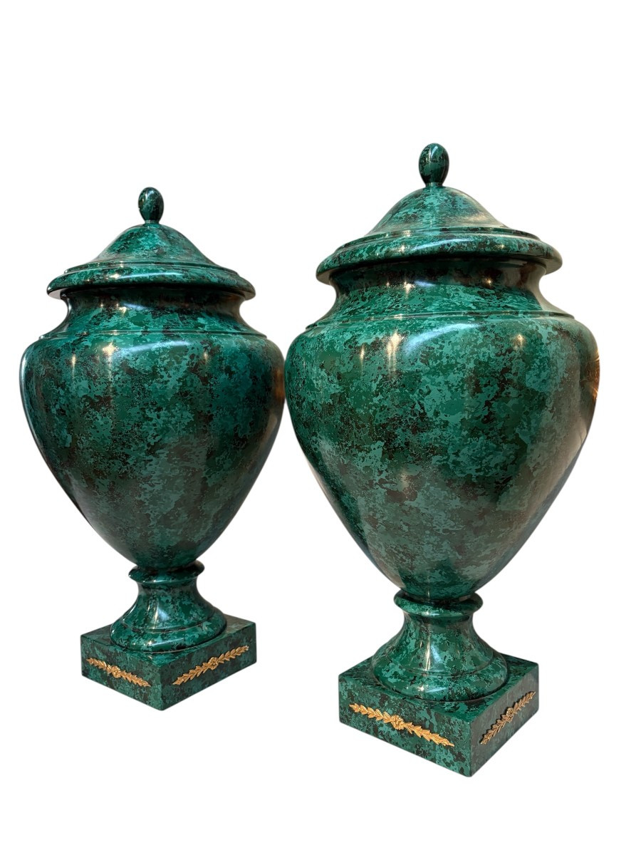 Paire de vases ( 70 cm ) en bois peints à l'imitation du Malachite 20ème.
