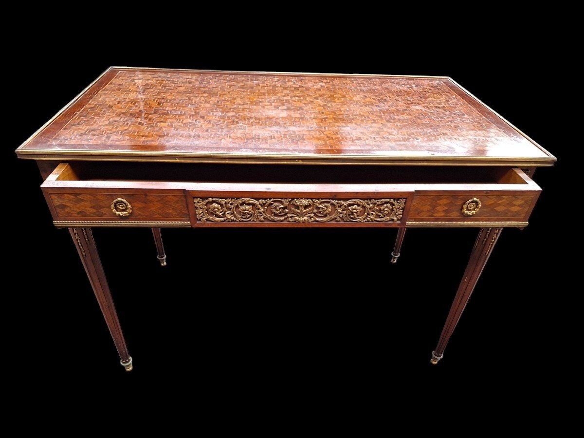 Belle table de salon / bureau de style Louis XVI d'après Jean-Henri Riesener.-photo-2