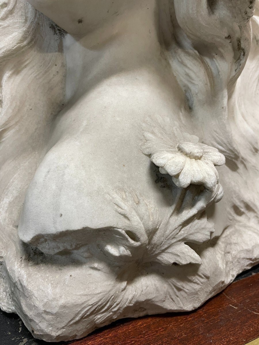Sculpture Art Nouveau En Marbre Blanc Représentant Une Jeune Femme.-photo-4