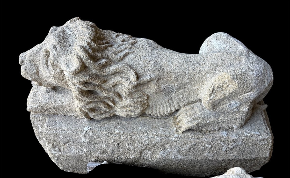 Paire de sculptures « lions couchés » en pierre de France du XVIIe siècle.-photo-3