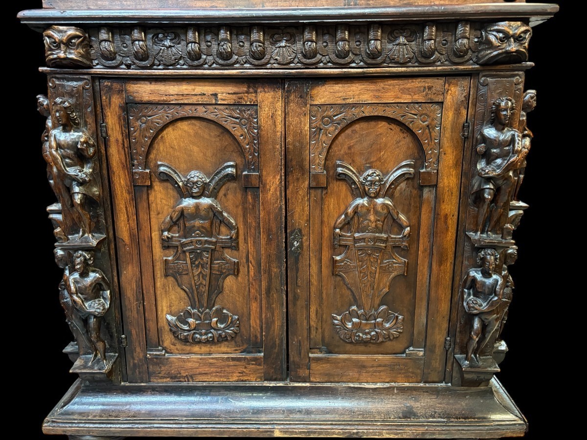 Meuble Italien d'époque Renaissance en noyer du XVIe siècle.-photo-1