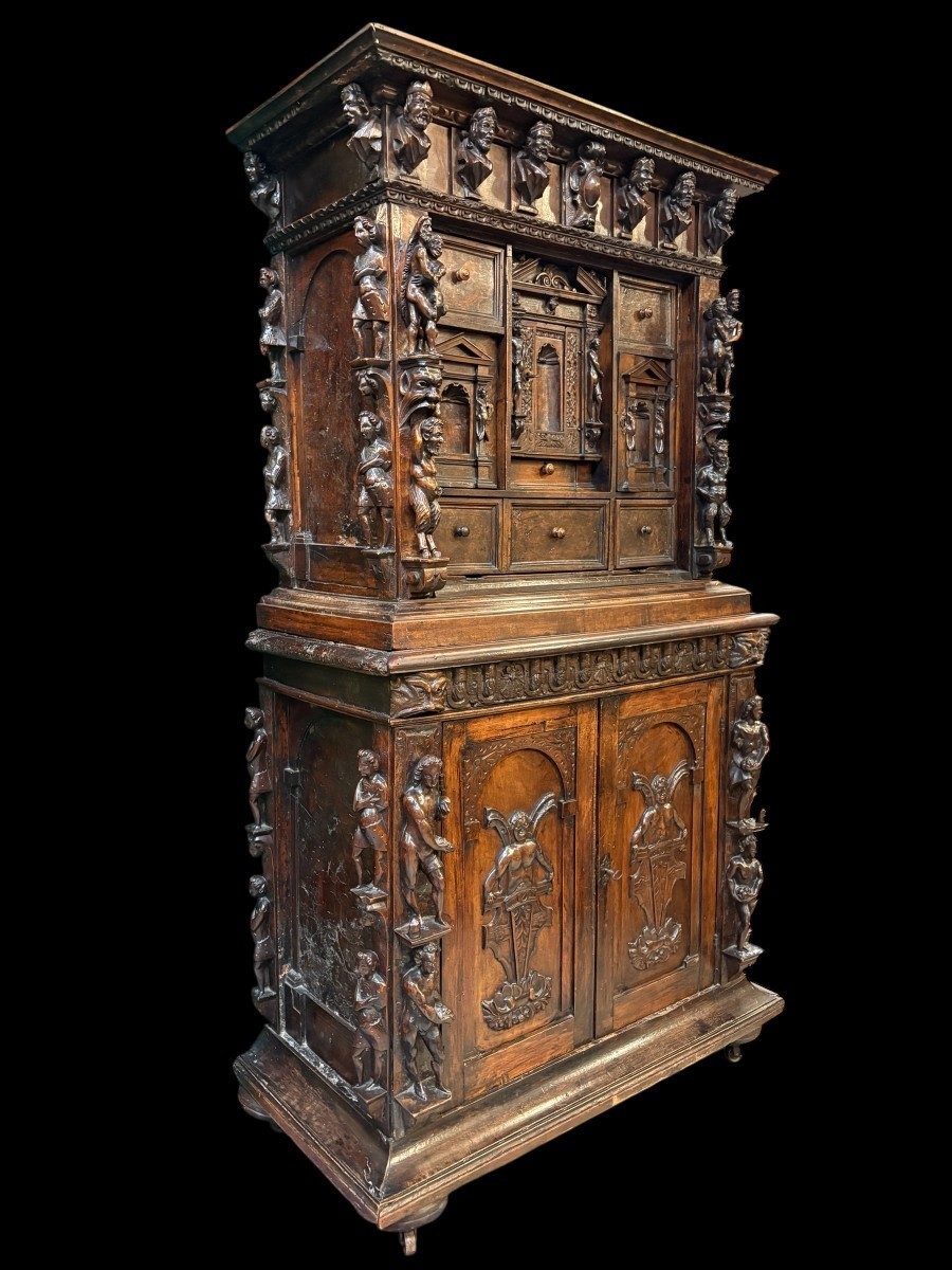 Meuble Italien d'époque Renaissance en noyer du XVIe siècle.