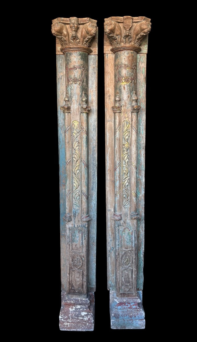 Une paire de grandes colonnes décoratives en bois avec chapiteaux 19ème.-photo-2