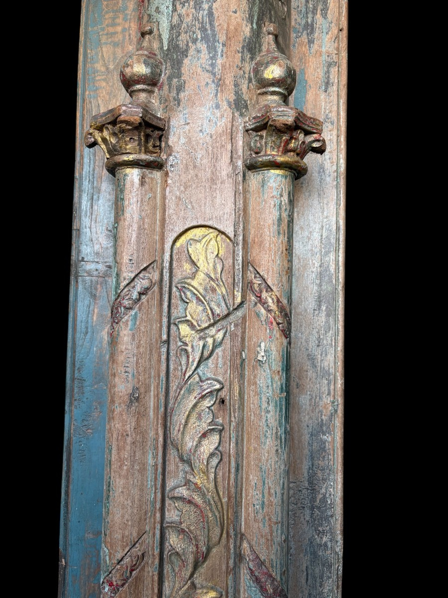 Une paire de grandes colonnes décoratives en bois avec chapiteaux 19ème.-photo-1