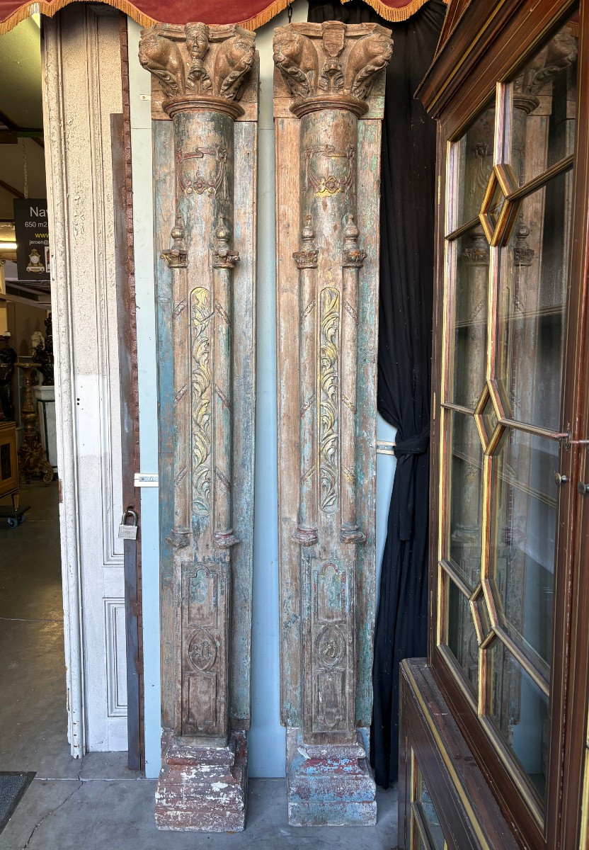 Une paire de grandes colonnes décoratives en bois avec chapiteaux 19ème.-photo-8