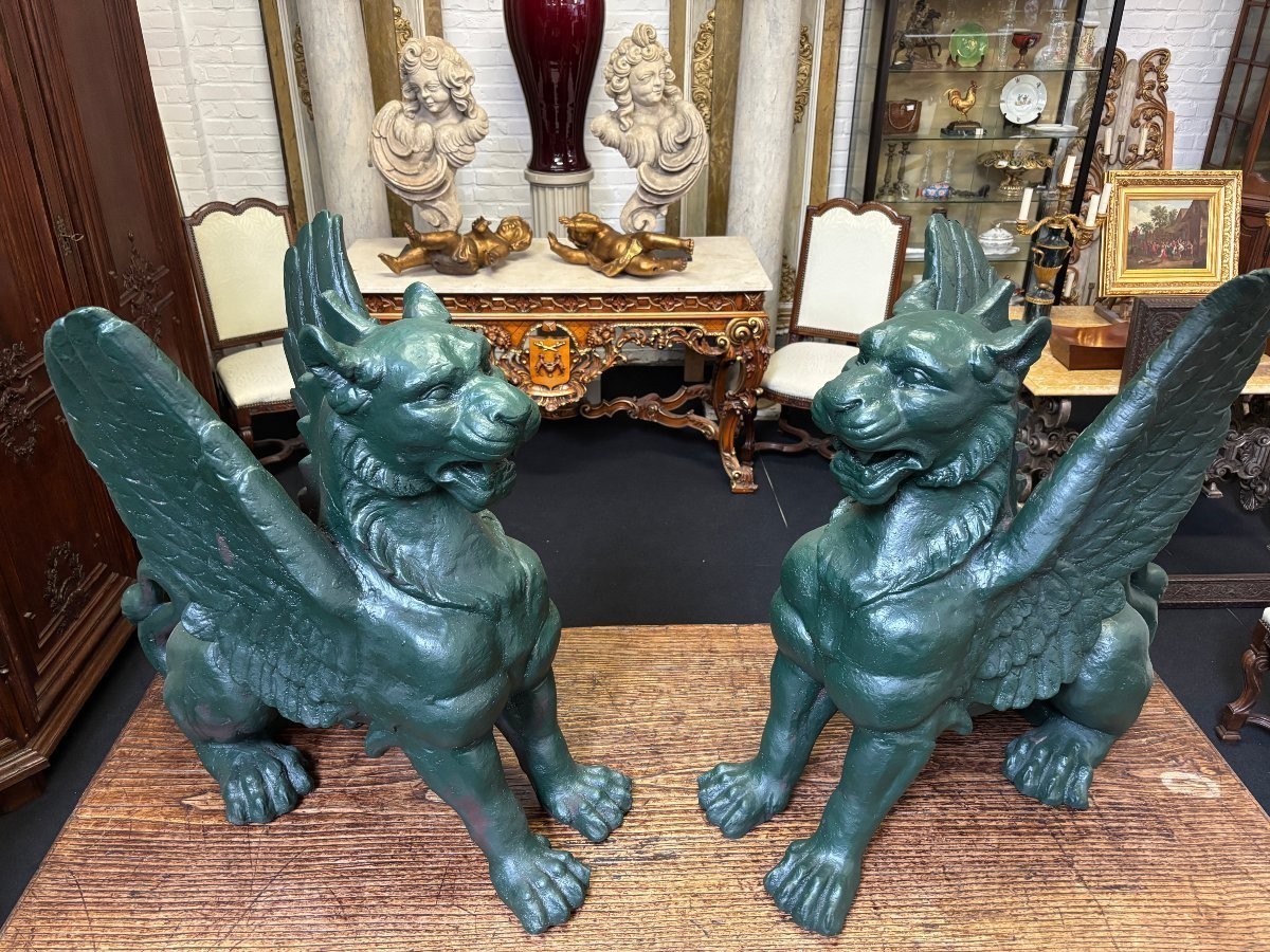 Paire de grands lions ailés mythologiques style Empire en fonte 20ème.-photo-4