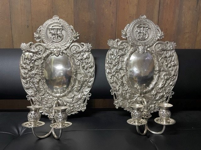 Pair De Appliques Murales / Bougeoirs En Métal Argenté 19ème.