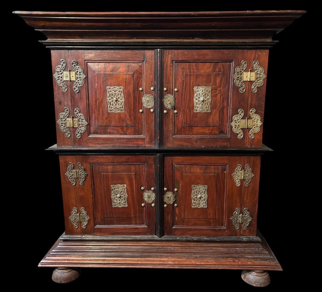 Meuble 4 portes Colonial avec ferrures en bronze 18ème.