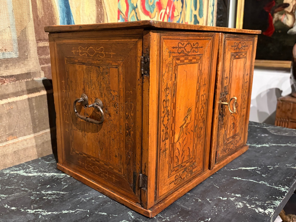 Small 17th-century Inlaid Travel Cabinet -photo-2
