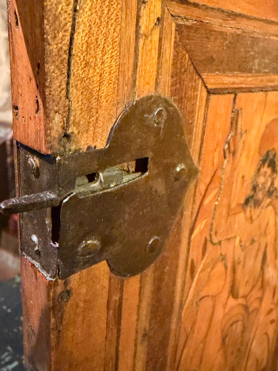 Small 17th-century Inlaid Travel Cabinet -photo-1