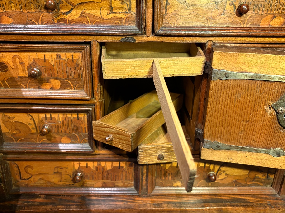 Small 17th-century Inlaid Travel Cabinet -photo-4