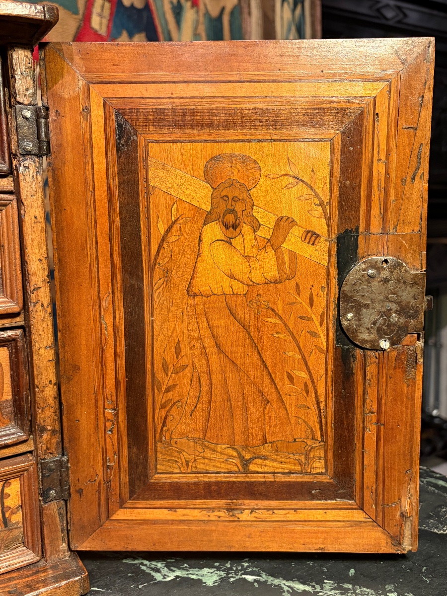 Small 17th-century Inlaid Travel Cabinet -photo-7