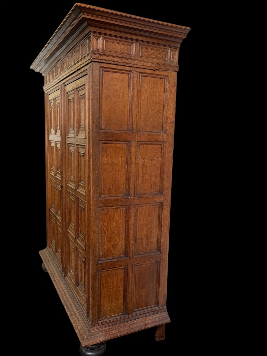 Early 17th-century Paneled Cabinet From The Netherlands -photo-4