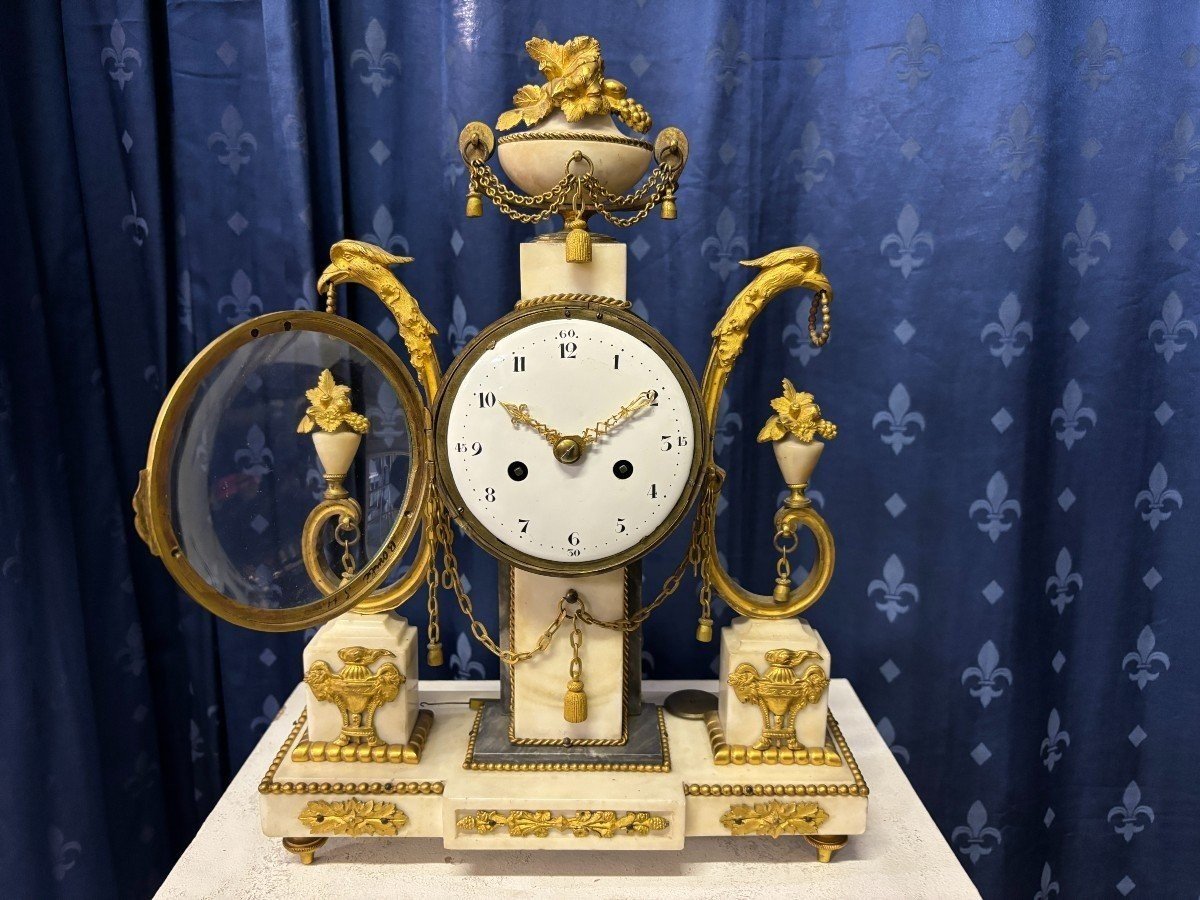 Elegant 18th-century Louis XVI-style Clock.-photo-3