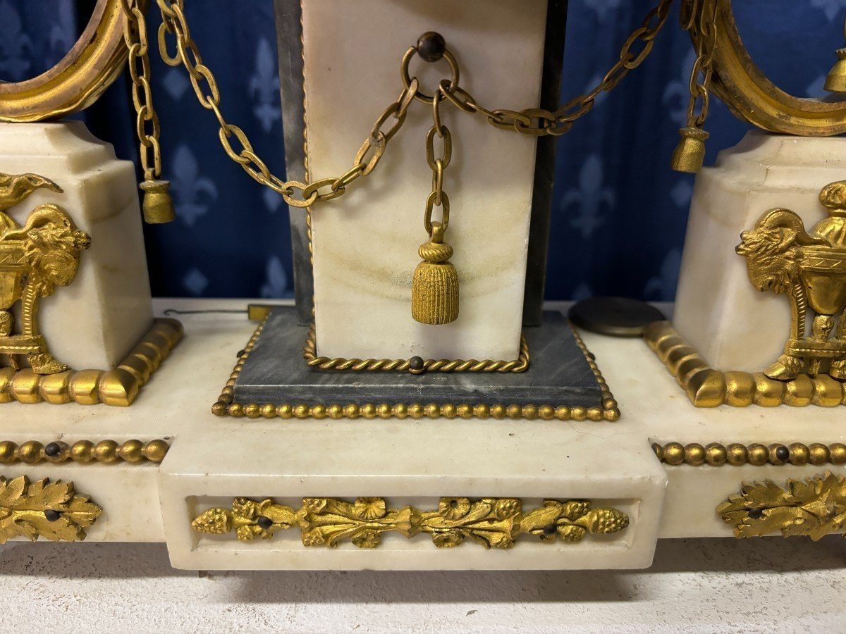 Elegant 18th-century Louis XVI-style Clock.-photo-3
