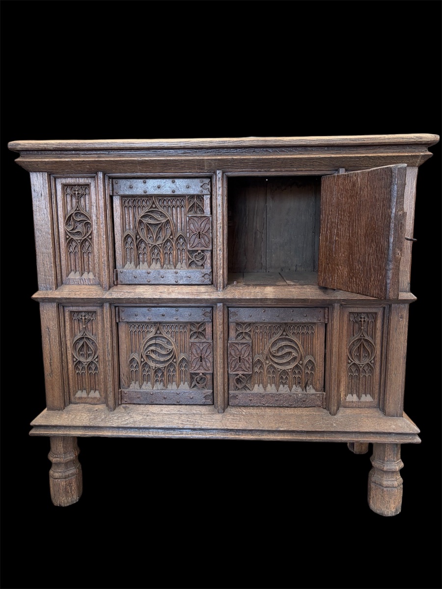 16th-century Gothic Oak Cabinet -photo-3
