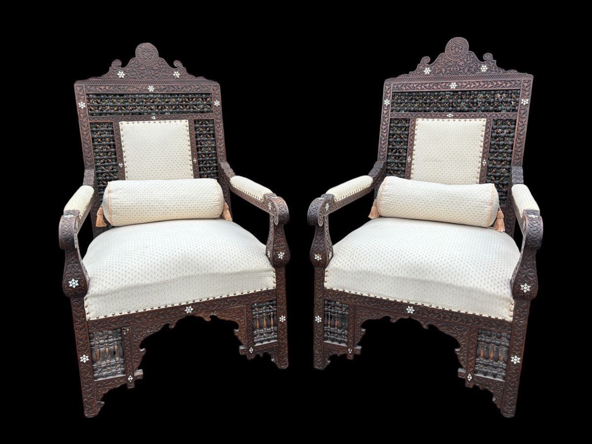 Paire De Fauteuils Sculpté Avec Incrustations d'ébène Et De Nacre. Syrie, 19ème.-photo-2