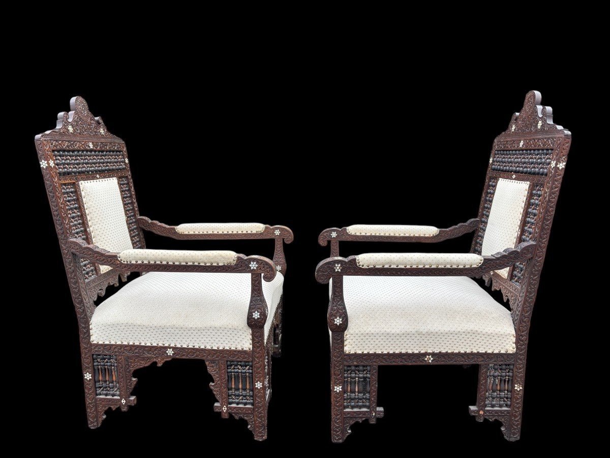 Paire De Fauteuils Sculpté Avec Incrustations d'ébène Et De Nacre. Syrie, 19ème.-photo-4