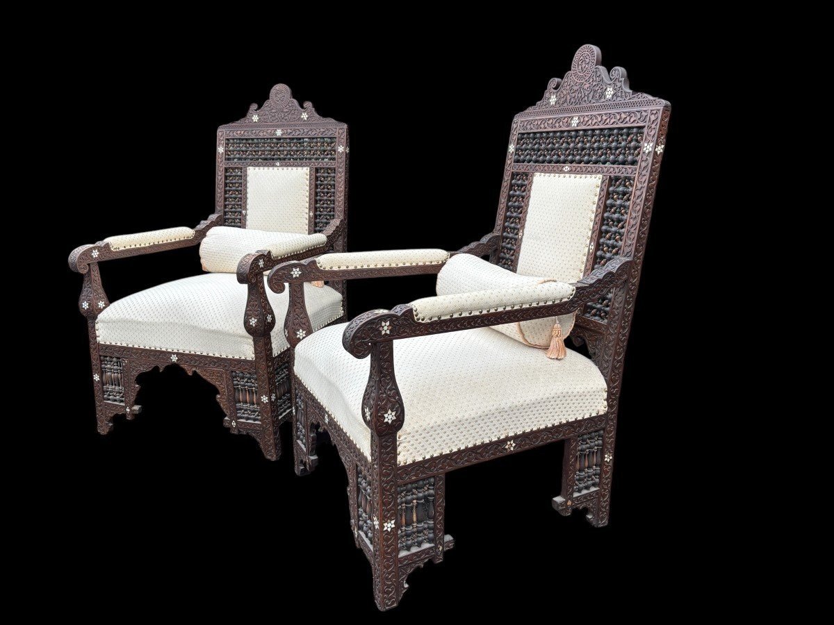 Paire De Fauteuils Sculpté Avec Incrustations d'ébène Et De Nacre. Syrie, 19ème.