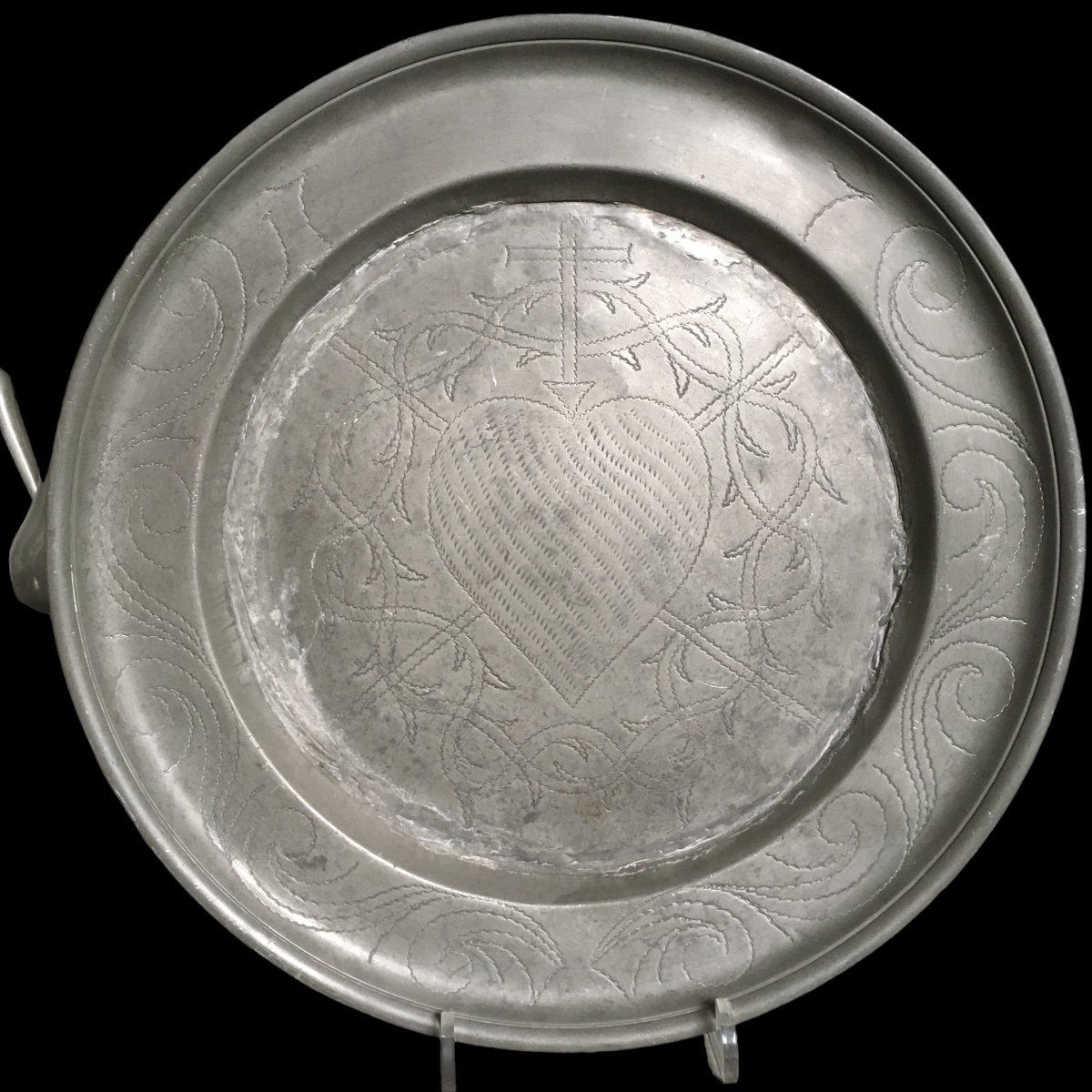 A Set Of Three  Tin Dishes With Relief Designs, 18th/19th Century -photo-2