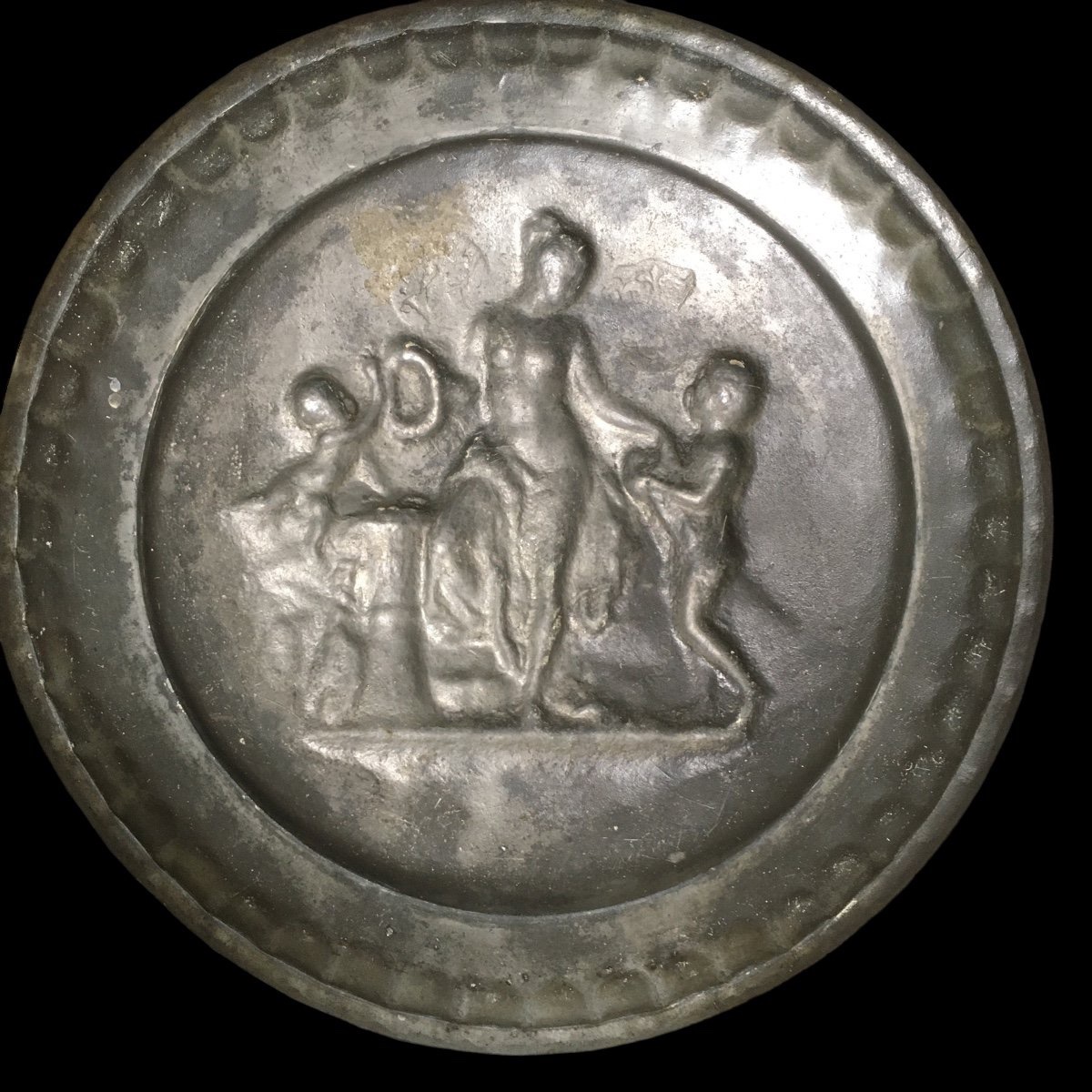 A Set Of Three  Tin Dishes With Relief Designs, 18th/19th Century -photo-5