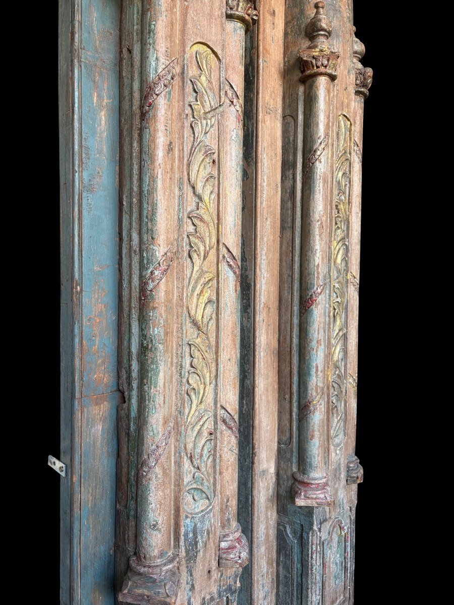 A Pair Of Large Decorative Wooden Columns With 19th-century Capitals.-photo-1