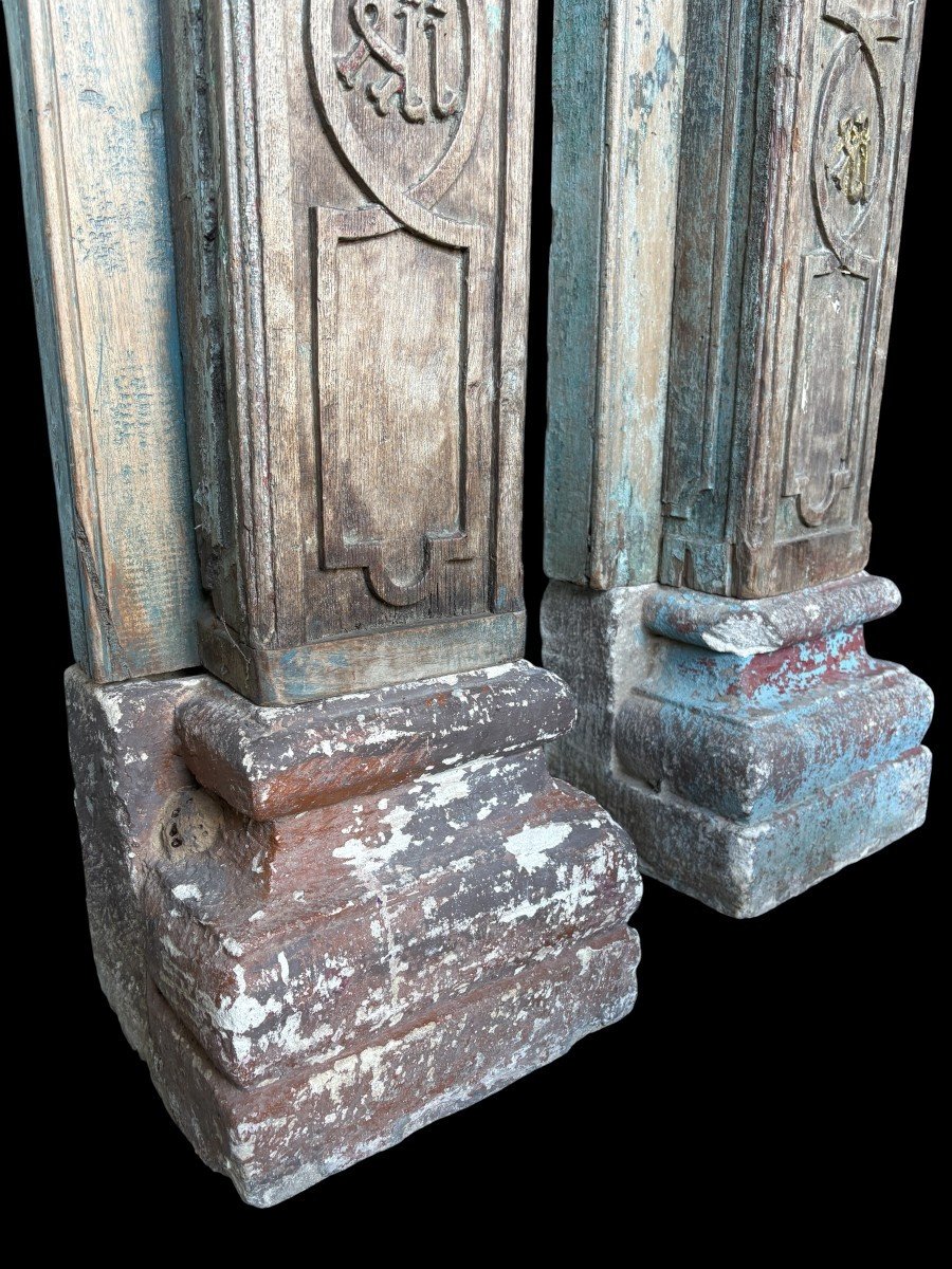A Pair Of Large Decorative Wooden Columns With 19th-century Capitals.-photo-2