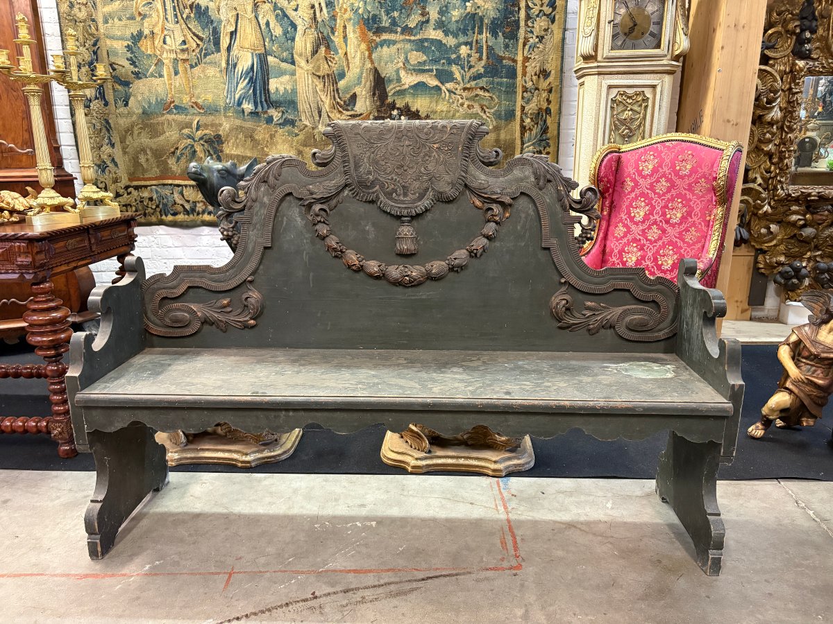 Banc de hall de style Louis XVI en bois, fin du XVIIIe siècle.