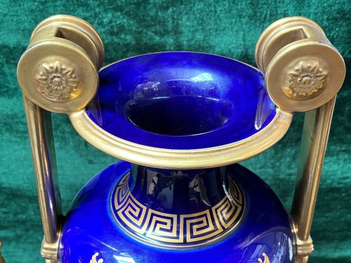 Paire De Beaux Vases De Style Empire En Porcelaine De Sèvres, 20ème.-photo-1