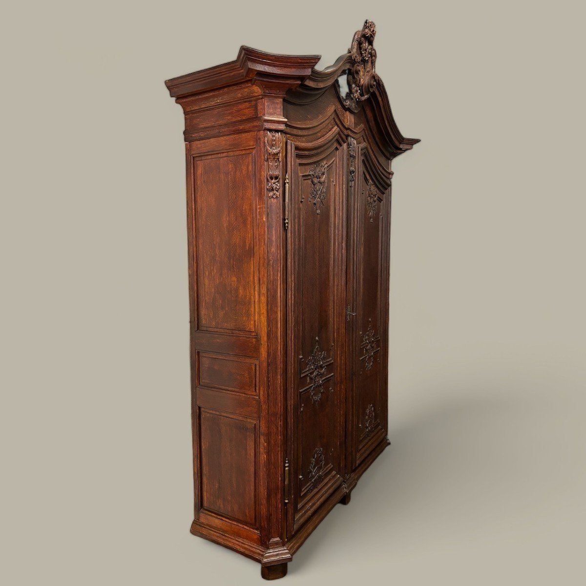 Large 18th-century Oak 2-door Castle Cabinet.-photo-4