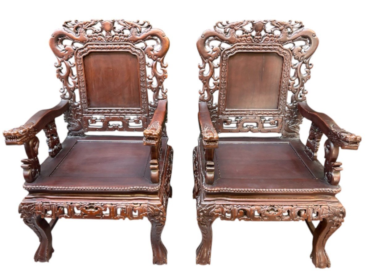Paire de fauteuils asiatiques en bois massif, XXe siècle.