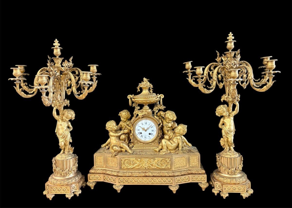 Grand garniture de cheminée en bronze doré. Paris, XIXe siècle.